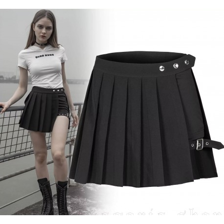 Minigonna plissettata con short interno e cinghia su coscia