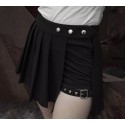 Minigonna plissettata con short interno e cinghia su coscia
