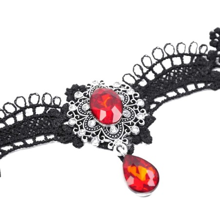 Collarino in pizzo con pietre rosse