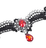 Collarino in pizzo con pietre rosse
